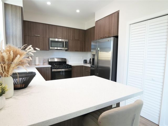 Home for rent at 211 SE 4th St 3 - photo 7462236