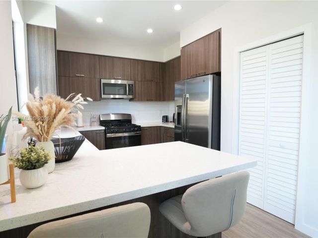 Home for rent at 211 SE 4th St 3 - photo 7462237