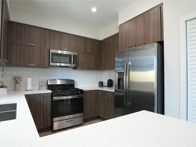 Home for rent at 211 SE 4th St 3 - photo 7462239