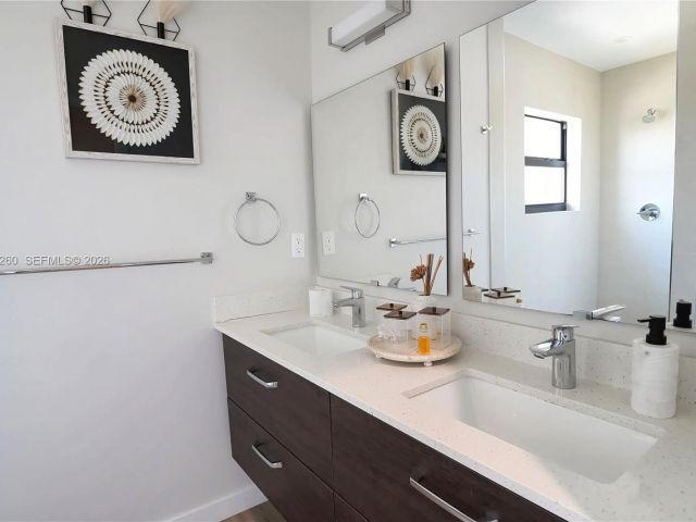 Home for rent at 211 SE 4th St 3 - photo 7462242