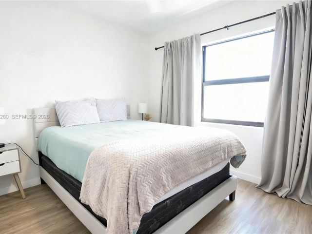 Home for rent at 211 SE 4th St 3 - photo 7462244