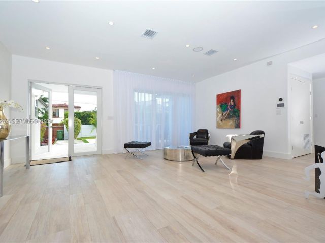 Home for rent at 880 N Venetian Dr - photo 7468980