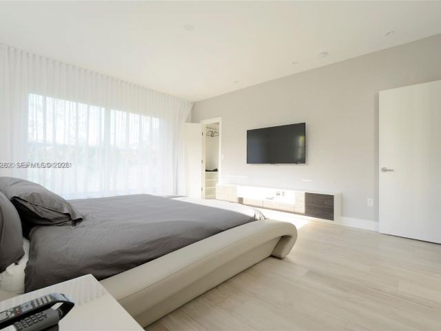 Home for rent at 880 N Venetian Dr - photo 7468991