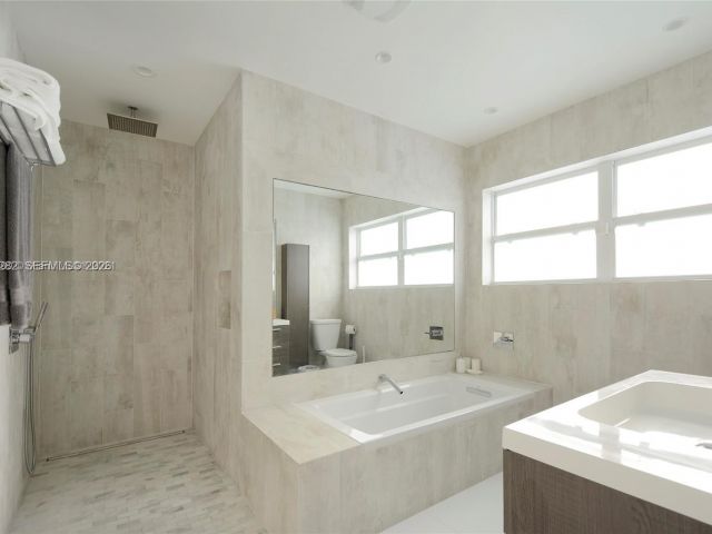 Home for rent at 880 N Venetian Dr - photo 7468992