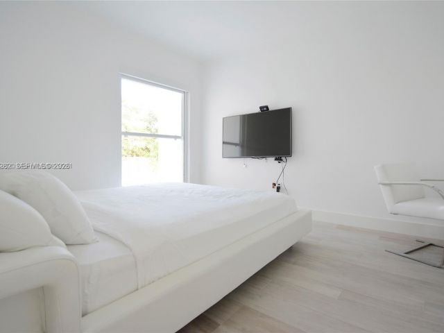 Home for rent at 880 N Venetian Dr - photo 7468993