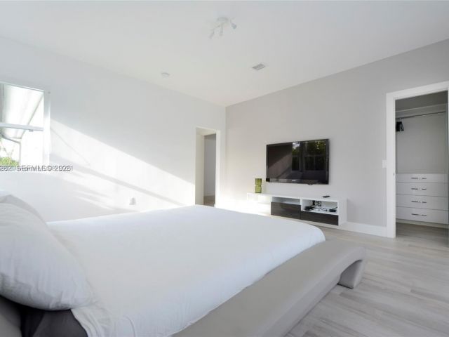 Home for rent at 880 N Venetian Dr - photo 7468995