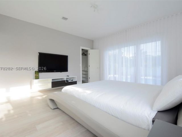 4-bedroom home for rent in Miami Beach - 880 N Venetian Dr - MondialRealty