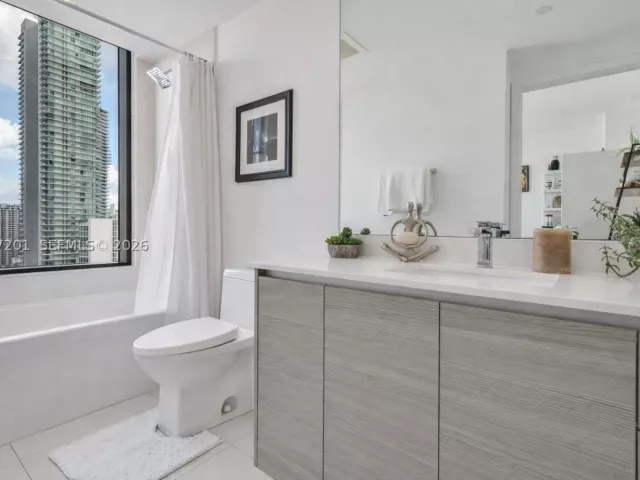2-bedroom condo for sale in Miami - 460 NE 28th St 1901 - MondialRealty
