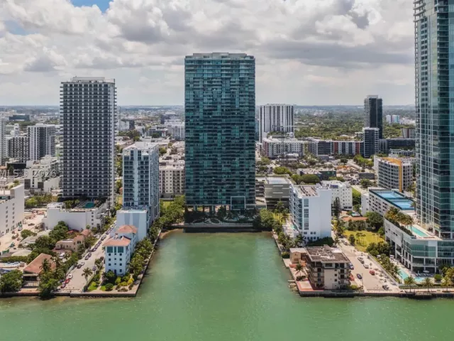 2-bedroom condo for sale in Miami - 460 NE 28th St 1901 - MondialRealty