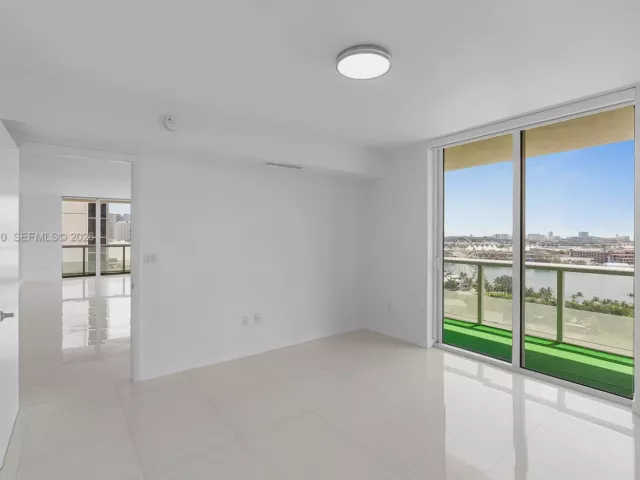 3-bedroom condo for sale in Miami - 50 Biscayne Blvd 1902 - MondialRealty