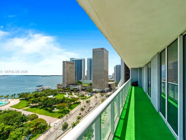 3-bedroom condo for sale in Miami - 50 Biscayne Blvd 1902 - MondialRealty
