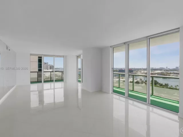 3-bedroom condo for sale in Miami - 50 Biscayne Blvd 1902 - MondialRealty