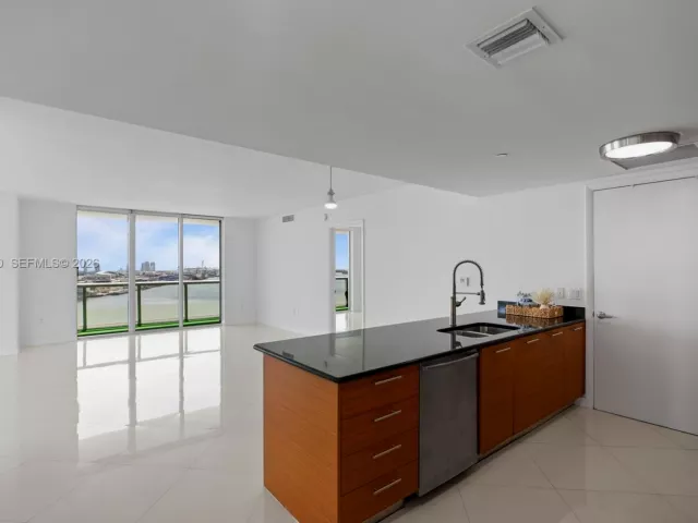 3-bedroom condo for sale in Miami - 50 Biscayne Blvd 1902 - MondialRealty