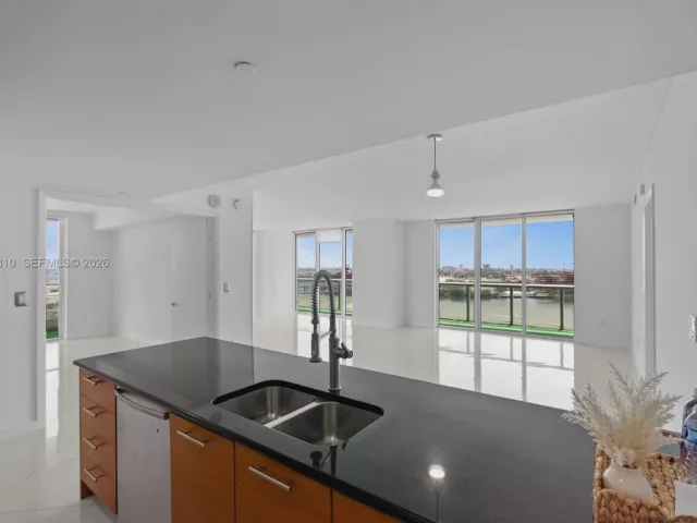 3-bedroom condo for sale in Miami - 50 Biscayne Blvd 1902 - MondialRealty