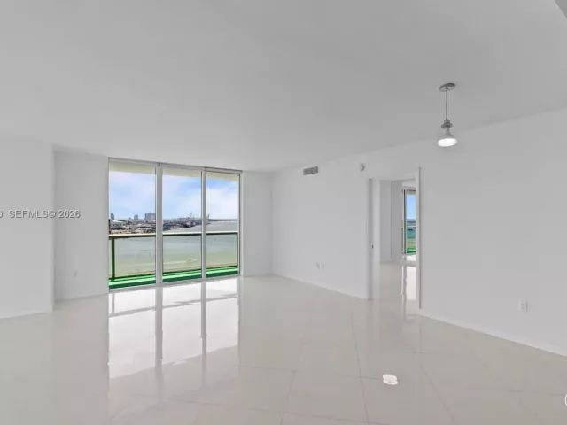 3-bedroom condo for sale in Miami - 50 Biscayne Blvd 1902 - MondialRealty