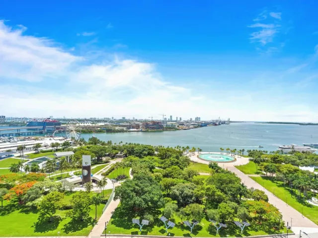 3-bedroom condo for sale in Miami - 50 Biscayne Blvd 1902 - MondialRealty