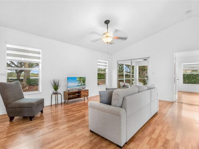 3-bedroom home for rent in Homestead - 2020 SE 5th Pl 2020 - MondialRealty