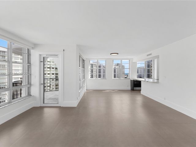 3-bedroom condo for sale in Miami Beach - 5660 Collins Ave 11B - MondialRealty