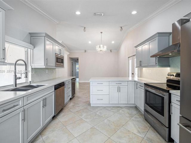 4-bedroom home for sale in Miami - 15327 SW 55th Ter - MondialRealty