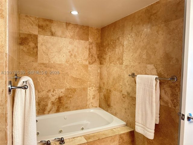 3-bedroom condo for rent in Key Biscayne - 251 Crandon Blvd 606 - MondialRealty