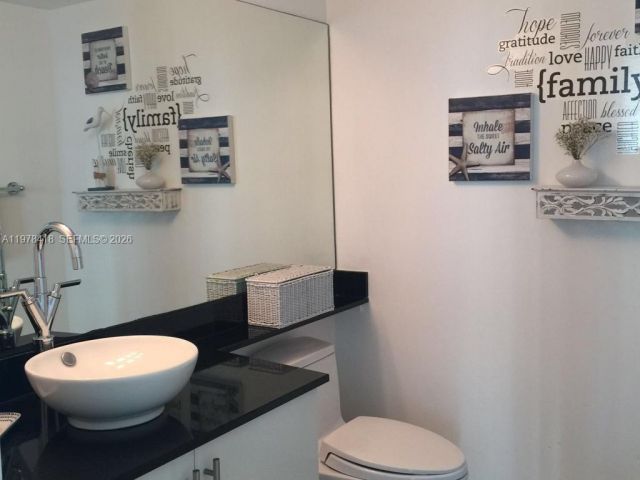 1-bedroom condo for rent in Miami - 31 SE 5th St 2206 - MondialRealty