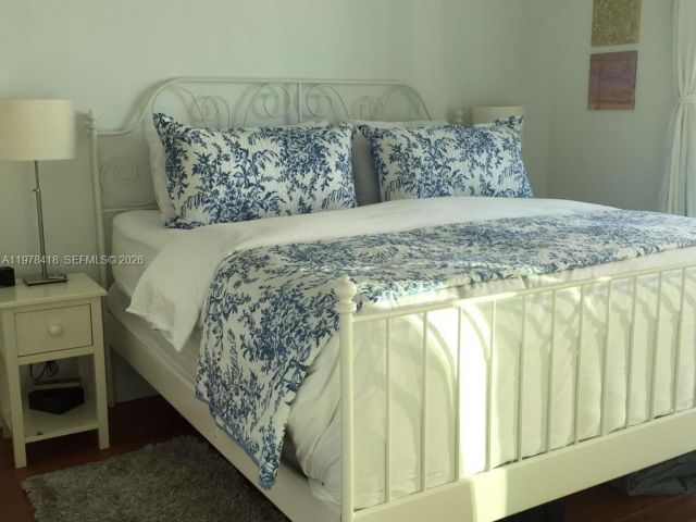 1-bedroom condo for rent in Miami - 31 SE 5th St 2206 - MondialRealty