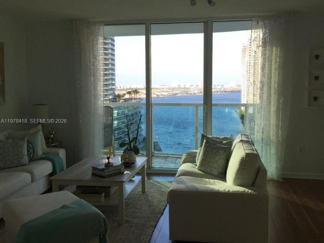 1-bedroom condo for rent in Miami - 31 SE 5th St 2206 - MondialRealty