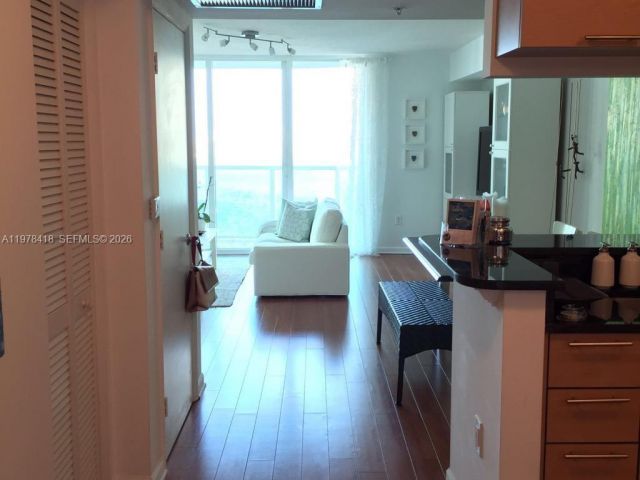 1-bedroom condo for rent in Miami - 31 SE 5th St 2206 - MondialRealty