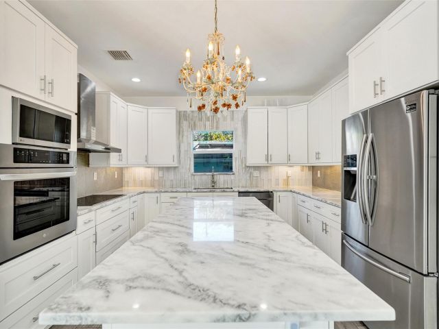 5-bedroom home for sale in Wilton Manors - 2502 NE 6th Avenue - MondialRealty