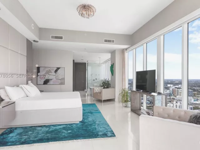 4-bedroom condo for sale in Miami - 2020 N Bayshore Dr PH 4702 - MondialRealty