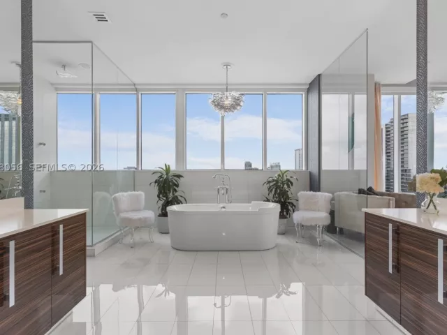 4-bedroom condo for sale in Miami - 2020 N Bayshore Dr PH 4702 - MondialRealty