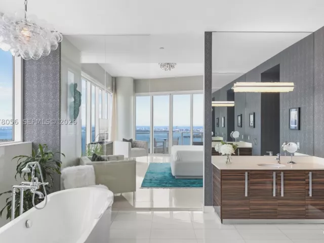4-bedroom condo for sale in Miami - 2020 N Bayshore Dr PH 4702 - MondialRealty