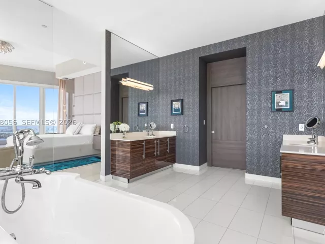 4-bedroom condo for sale in Miami - 2020 N Bayshore Dr PH 4702 - MondialRealty