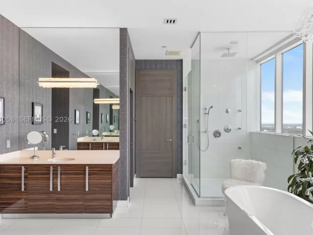 4-bedroom condo for sale in Miami - 2020 N Bayshore Dr PH 4702 - MondialRealty