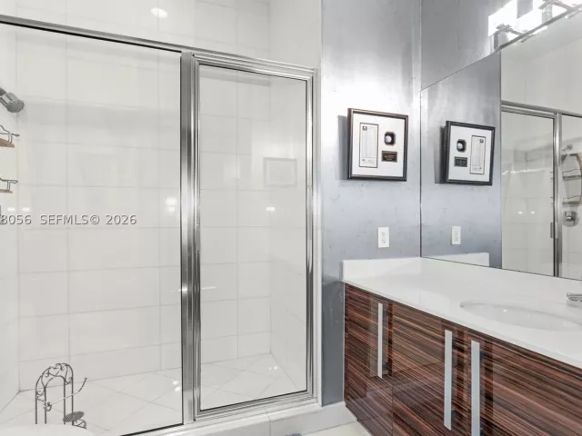 4-bedroom condo for sale in Miami - 2020 N Bayshore Dr PH 4702 - MondialRealty