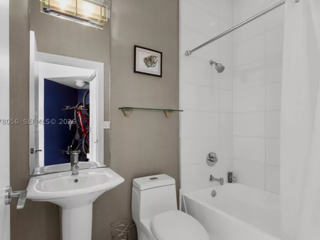 4-bedroom condo for sale in Miami - 2020 N Bayshore Dr PH 4702 - MondialRealty