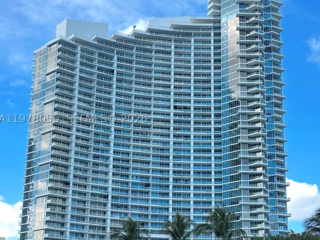 4-bedroom condo for sale in Miami - 2020 N Bayshore Dr PH 4702 - MondialRealty