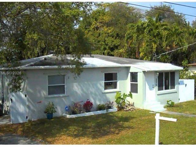 Home for sale at 204 SW 7th Ave - photo 7462029