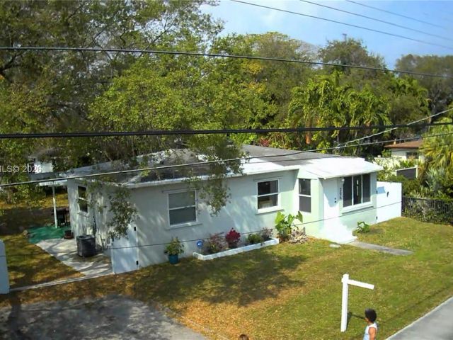 Home for sale at 204 SW 7th Ave - photo 7462030