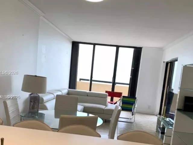 2-bedroom condo for sale in Miami Beach - 2555 Collins Ave 506 - MondialRealty