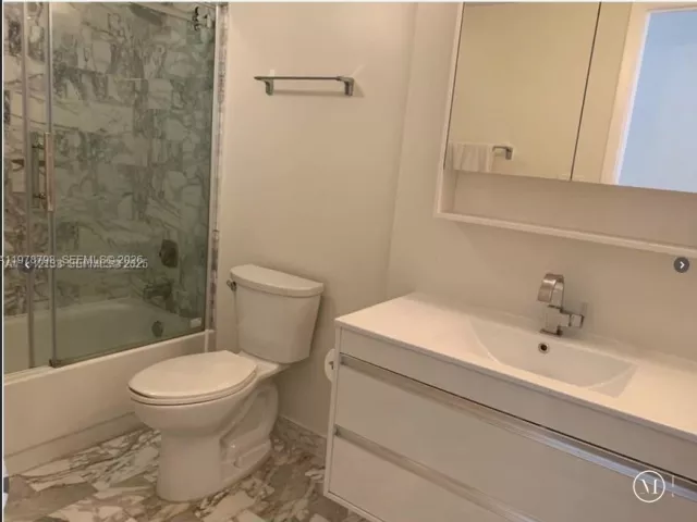 2-bedroom condo for sale in Miami Beach - 2555 Collins Ave 506 - MondialRealty