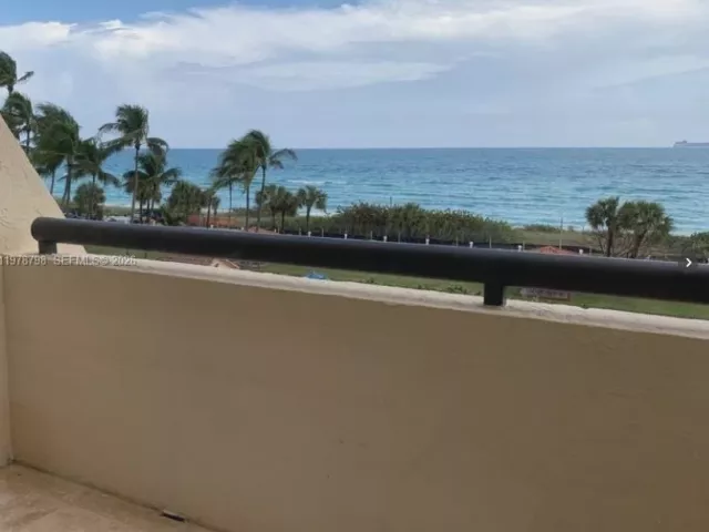 2-bedroom condo for sale in Miami Beach - 2555 Collins Ave 506 - MondialRealty