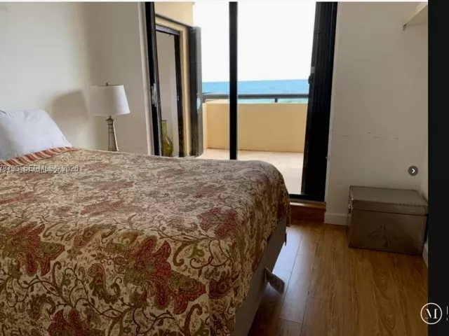 2-bedroom condo for sale in Miami Beach - 2555 Collins Ave 506 - MondialRealty