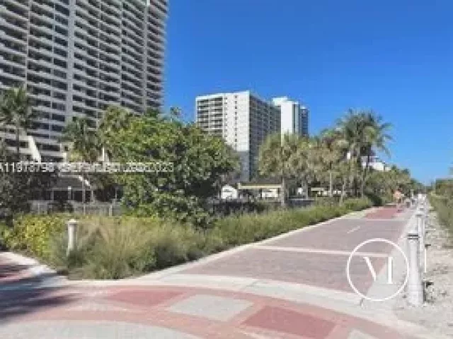 2-bedroom condo for sale in Miami Beach - 2555 Collins Ave 506 - MondialRealty