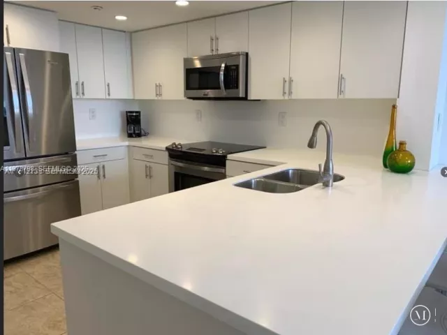 2-bedroom condo for sale in Miami Beach - 2555 Collins Ave 506 - MondialRealty