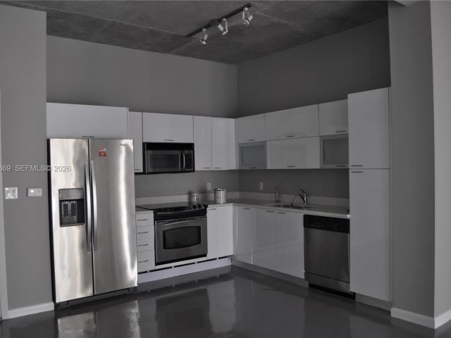1-bedroom condo for rent in Miami - 234 NE 3rd St 908 - MondialRealty