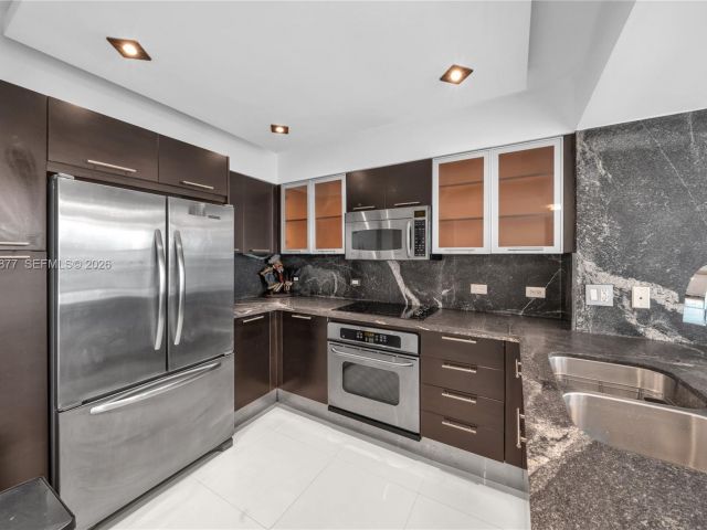 1-bedroom condo for rent in Miami - 31 SE 5th St 407 - MondialRealty