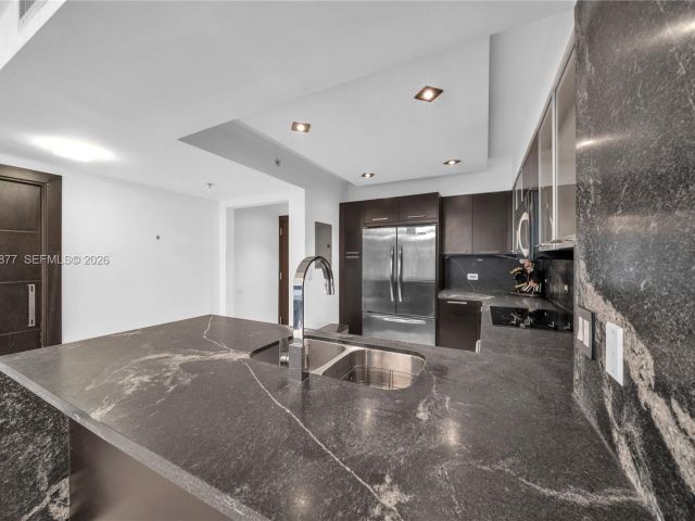 1-bedroom condo for rent in Miami - 31 SE 5th St 407 - MondialRealty