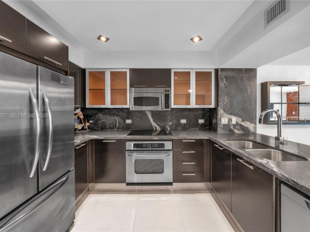 1-bedroom condo for rent in Miami - 31 SE 5th St 407 - MondialRealty