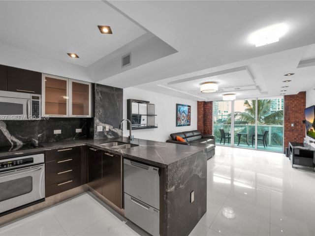 1-bedroom condo for rent in Miami - 31 SE 5th St 407 - MondialRealty